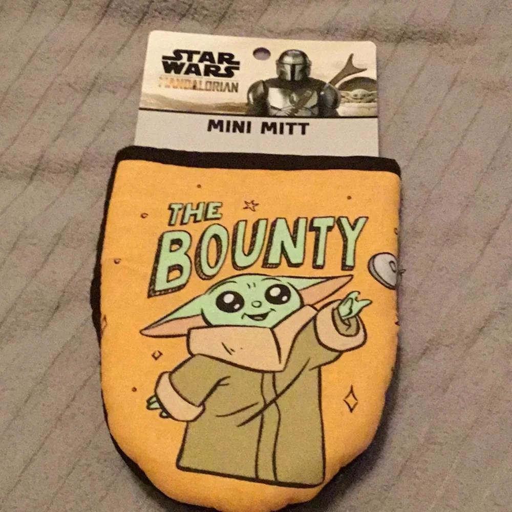 NWT Bundle Disney Mickey, Star Wars and Sponge bob  mini oven mitts bundle